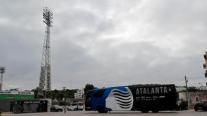 A bus carrying the Atalanta soccer team arrives at the Pina Manique stadium in Lisbon for a training session.(AP Photo) A bus carrying the Atalanta soccer team arrives at the Pina Manique stadium in Lisbon for a training session.(AP Photo)
