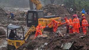 Rescue workers look for survivors at the site of a landslide during heavy rains in Idukki, Kerala.(Reuters) Rescue workers look for survivors at the site of a landslide during heavy rains in Idukki, Kerala.(Reuters)