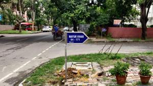 The signages that have reflective tape on them to enable visibility at night will take around three days to install. Apart from the societies, these boards will also demarcate other buildings in Sector 48 including the police station, the open theatre and the e-sampark centre.(HT PHOTO) The signages that have reflective tape on them to enable visibility at night will take around three days to install. Apart from the societies, these boards will also demarcate other buildings in Sector 48 including the police station, the open theatre and the e-sampark centre.(HT PHOTO)