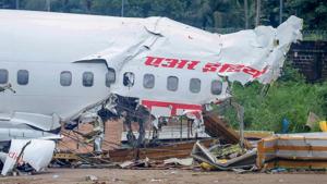 The pilots have raised questions on DG Arun Kumar who in an interview to one of the media channels made statements on the deceased pilots’ landing method in last week’s plane crash in Kozhikode.(PTI) The pilots have raised questions on DG Arun Kumar who in an interview to one of the media channels made statements on the deceased pilots’ landing method in last week’s plane crash in Kozhikode.(PTI)