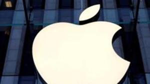 FILE PHOTO: The Apple Inc. logo is seen hanging at the entrance to the Apple store on 5th Avenue in Manhattan, New York, U.S., October 16, 2019. REUTERS/Mike Segar(REUTERS) FILE PHOTO: The Apple Inc. logo is seen hanging at the entrance to the Apple store on 5th Avenue in Manhattan, New York, U.S., October 16, 2019. REUTERS/Mike Segar(REUTERS)