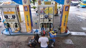 An employee attends to a customer at a petrol pump in Kolkata.(PTI file photo) An employee attends to a customer at a petrol pump in Kolkata.(PTI file photo)