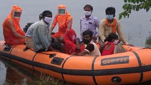 NDRF personnel rescuing people from flood-affected Darbhanga in Bihar on Wednesday.(Twitter/NDRFHQ) NDRF personnel rescuing people from flood-affected Darbhanga in Bihar on Wednesday.(Twitter/NDRFHQ)