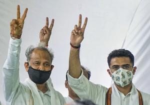 Rajasthan chief minister Ashok Gehlot along with senior Congress leader Sachin Pilot flashes victory signs during the party MLAs meeting, at CM residence in Jaipur on Thursday.(PTI Photo) Rajasthan chief minister Ashok Gehlot along with senior Congress leader Sachin Pilot flashes victory signs during the party MLAs meeting, at CM residence in Jaipur on Thursday.(PTI Photo)