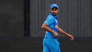 India's Bhuvneshwar Kumar goes off after sustaining an injury(Action Images via Reuters) India's Bhuvneshwar Kumar goes off after sustaining an injury(Action Images via Reuters)