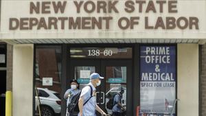 The number of laid-off workers applying for unemployment aid fell below 1 million for the first time since the Covid-19 pandemic intensified in March.(AP Photo) The number of laid-off workers applying for unemployment aid fell below 1 million for the first time since the Covid-19 pandemic intensified in March.(AP Photo)