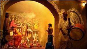 Devotees will get a glimpse of Durga Puja in Kolkata but with a twist amid COVID-19.(Photo Courtesy: Twitter/@Itishree001) Devotees will get a glimpse of Durga Puja in Kolkata but with a twist amid COVID-19.(Photo Courtesy: Twitter/@Itishree001)