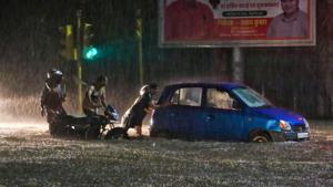 Vehicles pass through a waterlogged street during the heavy rain in Jaipur.(PTI) Vehicles pass through a waterlogged street during the heavy rain in Jaipur.(PTI)