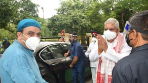 West Bengal Governor Jagdeep Dhankhar (second from right) at Gandhi Ghat in Kolkata on Independence Day on Saturday.(https://twitter.com/jdhankhar1) West Bengal Governor Jagdeep Dhankhar (second from right) at Gandhi Ghat in Kolkata on Independence Day on Saturday.(https://twitter.com/jdhankhar1)