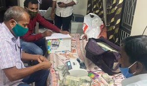 ACB officials took more than five hours to count the cash that the revenue officer had received as a bribe(HT PHOTO) ACB officials took more than five hours to count the cash that the revenue officer had received as a bribe(HT PHOTO)