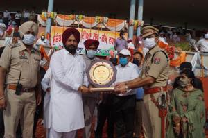 Punjab revenue minister Gurpreet Singh Kangar awarding a police official and (below) after unfurling the flag during the Independence Day function in Mansa on Saturday. He is seen attending the function without a mask.(HT Photo) Punjab revenue minister Gurpreet Singh Kangar awarding a police official and (below) after unfurling the flag during the Independence Day function in Mansa on Saturday. He is seen attending the function without a mask.(HT Photo)