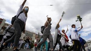 Belarusian women carry flowers on a rally in solidarity with protesters injured in the latest rallies against the results of the country's presidential election in Minsk, Belarus.(AP) Belarusian women carry flowers on a rally in solidarity with protesters injured in the latest rallies against the results of the country's presidential election in Minsk, Belarus.(AP)