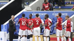 Manchester United's manager Ole Gunnar Solskjaer, left, gives instructions to his players during the English Premier League soccer match between Leicester City and Manchester United at the King Power Stadium, in Leicester, England, Sunday, July 26, 2020. (Carl Recine/Pool via AP)(AP) Manchester United's manager Ole Gunnar Solskjaer, left, gives instructions to his players during the English Premier League soccer match between Leicester City and Manchester United at the King Power Stadium, in Leicester, England, Sunday, July 26, 2020. (Carl Recine/Pool via AP)(AP)