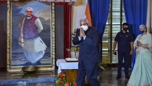 West Bengal Governor Jagdeep Dhankar and his wife Sudesh pay tributes to former PM Atal Bihari Vajpayee on his second death anniversary at Raj Bhawan in Kolkata on Sunday.(PTI)