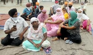 Sucha Singh’s family protesting outside the Daba police station.(HT photo) Sucha Singh’s family protesting outside the Daba police station.(HT photo)