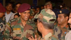 MS Dhoni with army jawans in Agra.(HT Photo) MS Dhoni with army jawans in Agra.(HT Photo)