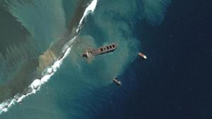 A view shows Japanese bulk carrier ship MV Wakashio as it begins to break apart, after it ran aground on a reef in Mauritius in July.(Maxar Technologies/Reuters Photo) A view shows Japanese bulk carrier ship MV Wakashio as it begins to break apart, after it ran aground on a reef in Mauritius in July.(Maxar Technologies/Reuters Photo)