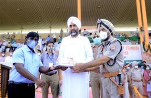 Punjab finance minister Manpreet Singh Badal, who is without a mask, being greeted by deputy commissioner B Srinivasan and Bathinda range inspector general of police Jaskaran Singh, while SSP Bhupinder Jit Virk (standing behind in green mask) looks on during the Independence Day function on Saturday. SSP Virk tested positive for Covid-19 on Monday.(HT file photo) Punjab finance minister Manpreet Singh Badal, who is without a mask, being greeted by deputy commissioner B Srinivasan and Bathinda range inspector general of police Jaskaran Singh, while SSP Bhupinder Jit Virk (standing behind in green mask) looks on during the Independence Day function on Saturday. SSP Virk tested positive for Covid-19 on Monday.(HT file photo)