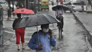 A man with an umbrella waking in the rain in New Delhi.(Biplov Bhuyan/HT PHOTO) A man with an umbrella waking in the rain in New Delhi.(Biplov Bhuyan/HT PHOTO)