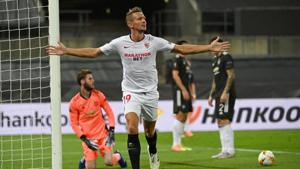 Soccer Football - Europa League Semi Final - Sevilla v Manchester United - RheinEnergieSTADION, Cologne, Germany - August 16, 2020 Sevilla's Luuk de Jong celebrates scoring their second goal, as play resumes behind closed doors following the outbreak of the coronavirus disease (COVID-19) Ina Fassbender/Pool via REUTERS(REUTERS) Soccer Football - Europa League Semi Final - Sevilla v Manchester United - RheinEnergieSTADION, Cologne, Germany - August 16, 2020 Sevilla's Luuk de Jong celebrates scoring their second goal, as play resumes behind closed doors following the outbreak of the coronavirus disease (COVID-19) Ina Fassbender/Pool via REUTERS(REUTERS)