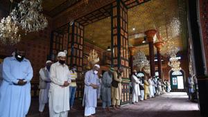 People offer prayers inside Masjid Dastgeer Sahib, in Srinagar, Jammu and Kashmir, on Sunday, August 16, 2020.(Waseem Andrabi / HT Photo) People offer prayers inside Masjid Dastgeer Sahib, in Srinagar, Jammu and Kashmir, on Sunday, August 16, 2020.(Waseem Andrabi / HT Photo)