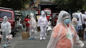 Health workers wearing protective suits distribute free medicines and vitamins to residents at an area placed under stricter lockdown measures to curb the spread of COVID-19 in Caloocan city, Philippines on Friday, Aug. 14, 2020.(AP) Health workers wearing protective suits distribute free medicines and vitamins to residents at an area placed under stricter lockdown measures to curb the spread of COVID-19 in Caloocan city, Philippines on Friday, Aug. 14, 2020.(AP)