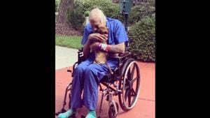 The image shows Navy veteran Rudy Armstrong hugging Bubu.(Facebook/@CarolinaEast Health System) The image shows Navy veteran Rudy Armstrong hugging Bubu.(Facebook/@CarolinaEast Health System)