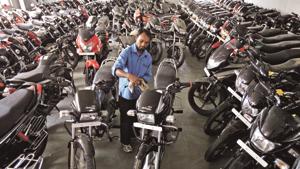 A worker cleans a Hero Splendor motorcycle at a Hero MotoCorp showroom.(Reuters File Photo) A worker cleans a Hero Splendor motorcycle at a Hero MotoCorp showroom.(Reuters File Photo)
