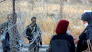 Members of Israeli security forces stand guard as Palestinian labourers gather near an Israeli checkpoint.(REUTERS/Representative Image) Members of Israeli security forces stand guard as Palestinian labourers gather near an Israeli checkpoint.(REUTERS/Representative Image)