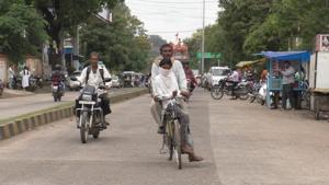 The labourer from Dhar wants to give his son bigger opportunities through education.(HT Photo) The labourer from Dhar wants to give his son bigger opportunities through education.(HT Photo)
