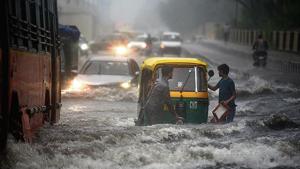 An auto breaks down on a waterlogged road in east Delhi on Monday(Ajay Aggarwal /HT Photo) An auto breaks down on a waterlogged road in east Delhi on Monday(Ajay Aggarwal /HT Photo)