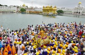 Devotees taking part in the religious procession at Golden Temple on Wednesday morning.(Sameer Sehgal/HT) Devotees taking part in the religious procession at Golden Temple on Wednesday morning.(Sameer Sehgal/HT)