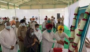 Punjab cabinet minister paying homage to former SAD chief Sant Harchand Singh Longowal on Thursday.(HT Photo) Punjab cabinet minister paying homage to former SAD chief Sant Harchand Singh Longowal on Thursday.(HT Photo)
