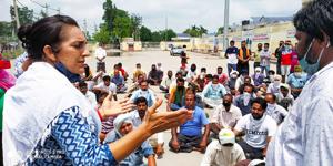 aryana Democratic Front (HDF) leader Chitra Sarwara with the protesting truckers of Indian Oil Terminal on National Highway 44 in Ambala on Thursday.(HT Photo) aryana Democratic Front (HDF) leader Chitra Sarwara with the protesting truckers of Indian Oil Terminal on National Highway 44 in Ambala on Thursday.(HT Photo)