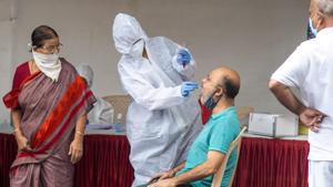 Healthcare workers during Covid-19 screening and swab test at Malad in Mumbai on August 19, 2020.(Pratik Chorge/HT Photo) Healthcare workers during Covid-19 screening and swab test at Malad in Mumbai on August 19, 2020.(Pratik Chorge/HT Photo)