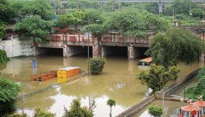 Two trucks and a bus partially submerged at Pul Prahladpur on Thursday.(Amal KS/HT Photo) Two trucks and a bus partially submerged at Pul Prahladpur on Thursday.(Amal KS/HT Photo)
