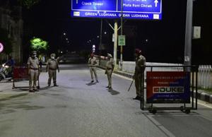 Cops standing guard to check curfew violations post 7pm on railway station road in Ludhiana on Friday.(Gurpreet Singh/HT) Cops standing guard to check curfew violations post 7pm on railway station road in Ludhiana on Friday.(Gurpreet Singh/HT)