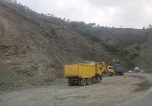Work in progress on the Parwanoo-Solan highway widening project on Friday. The National Highway Authority of India plans to complete work on it by December this year.(HT Photo) Work in progress on the Parwanoo-Solan highway widening project on Friday. The National Highway Authority of India plans to complete work on it by December this year.(HT Photo)