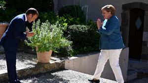 French President Emmanuel Macron welcomes German Chancellor Angela Merkel as she arrives at Fort de Bregancon, in Bormes-les-Mimosas, France.(REUTERS) French President Emmanuel Macron welcomes German Chancellor Angela Merkel as she arrives at Fort de Bregancon, in Bormes-les-Mimosas, France.(REUTERS)