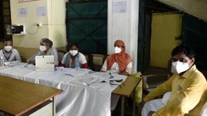 As many as 8,827 people have recovered in the last 24 hours and the number of recovered patients has gone up to 2,44,045. There are 87,803 active Covid-19 cases in the state.(HT PHOTO.) As many as 8,827 people have recovered in the last 24 hours and the number of recovered patients has gone up to 2,44,045. There are 87,803 active Covid-19 cases in the state.(HT PHOTO.)