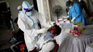 A healthcare worker wearing personal protective equipment (PPE) takes a swab from a migrant worker, who returned to Delhi from his native state, for a rapid antigen test at a bus terminal, amidst the coronavirus disease (COVID-19) outbreak in New Delhi, on August 17.(File Photo/August) A healthcare worker wearing personal protective equipment (PPE) takes a swab from a migrant worker, who returned to Delhi from his native state, for a rapid antigen test at a bus terminal, amidst the coronavirus disease (COVID-19) outbreak in New Delhi, on August 17.(File Photo/August)