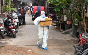 A health worker carries a box of coronavirus testing kits in New Delhi in this file photo. India reported 5,814 deaths in a week from August 16 to August 22, with more than 900 people dying every 24 hours on average.(Mohd Zakir/ HT Photo)) A health worker carries a box of coronavirus testing kits in New Delhi in this file photo. India reported 5,814 deaths in a week from August 16 to August 22, with more than 900 people dying every 24 hours on average.(Mohd Zakir/ HT Photo))