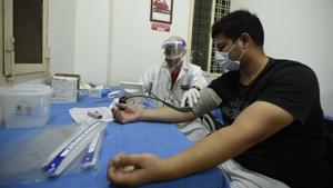 A donor is screened at the plasma bank in Gurugram.(HT photo) A donor is screened at the plasma bank in Gurugram.(HT photo)