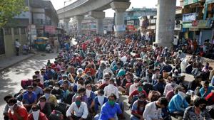 Migrant workers and their families wait for transport to reach a railway station to board trains to their home state of northern Uttar Pradesh.(REUTERS) Migrant workers and their families wait for transport to reach a railway station to board trains to their home state of northern Uttar Pradesh.(REUTERS)
