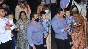 Salman Khan and family during Ganpati visarjan on Sunday.(Varinder Chawla) Salman Khan and family during Ganpati visarjan on Sunday.(Varinder Chawla)