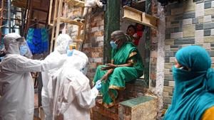 Health workers carrying out thermal screening and pulse test at Dharavi, Mumbai.(Vijayanand Gupta/HT Photo) Health workers carrying out thermal screening and pulse test at Dharavi, Mumbai.(Vijayanand Gupta/HT Photo)