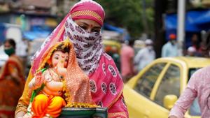A woman carries an idol of lord Ganesha to her home on the first day of the ten-day-long Ganesh Chaturthi festival amid the coronavirus disease (COVID-19) outbreak in Mumbai.(REUTERS) A woman carries an idol of lord Ganesha to her home on the first day of the ten-day-long Ganesh Chaturthi festival amid the coronavirus disease (COVID-19) outbreak in Mumbai.(REUTERS)