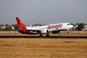 ASpiceJet passenger aircraft is seen at the Sardar Vallabhbhai Patel international airport in Ahmedabad in this file photo. SpiceJet on Tuesday reported a net loss of Rs 593 crore in the first quarter of FY21 against a profit of Rs 262 crore in the same quarter of previous year.(REUTERS) ASpiceJet passenger aircraft is seen at the Sardar Vallabhbhai Patel international airport in Ahmedabad in this file photo. SpiceJet on Tuesday reported a net loss of Rs 593 crore in the first quarter of FY21 against a profit of Rs 262 crore in the same quarter of previous year.(REUTERS)