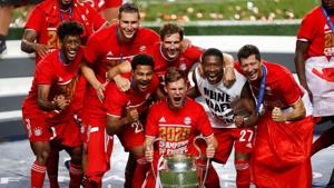 Soccer Football - Champions League - Final - Bayern Munich v Paris St Germain - Estadio da Luz, Lisbon, Portugal - August 23, 2020 Bayern Munich players celebrate winning the Champions League with the trophy, as play resumes behind closed doors following the outbreak of the coronavirus disease (COVID-19) REUTERS/Matthew Childs/Pool(REUTERS) Soccer Football - Champions League - Final - Bayern Munich v Paris St Germain - Estadio da Luz, Lisbon, Portugal - August 23, 2020 Bayern Munich players celebrate winning the Champions League with the trophy, as play resumes behind closed doors following the outbreak of the coronavirus disease (COVID-19) REUTERS/Matthew Childs/Pool(REUTERS)