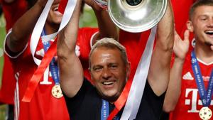 Soccer Football - Champions League - Final - Bayern Munich v Paris St Germain - Estadio da Luz, Lisbon, Portugal - August 23, 2020 Bayern Munich coach Hansi Flick celebrates with the trophy after winning the Champions League, as play resumes behind closed doors following the outbreak of the coronavirus disease (COVID-19) REUTERS/Matthew Childs/Pool(REUTERS) Soccer Football - Champions League - Final - Bayern Munich v Paris St Germain - Estadio da Luz, Lisbon, Portugal - August 23, 2020 Bayern Munich coach Hansi Flick celebrates with the trophy after winning the Champions League, as play resumes behind closed doors following the outbreak of the coronavirus disease (COVID-19) REUTERS/Matthew Childs/Pool(REUTERS)